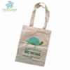 Bolsa en tela con diseño de una tortuga cuyo caparazón es una bolsa de plástico.
