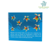 Página interior de un libro El Periplo de Marcop Kunming, tiene fondo azul que representa el océano, e impresión en braille en relieve sobre la ilustración y el texto que dice: «MarCOP, es una tortuga marina, que nació con un caparazón muy particular; pues sus escudos no correspondían a ninguna de las especies de las tortugas conocidas. Mientras crecía, nadaba entre corrientes marinas, cada vez más lejos de la orilla.» En la parte superior y central se muestra una secuencia ilustrada de una tortuga marina nadando en diferentes tamaños y posiciones, destacando su caparazón multicolor estilo mosaico con tonos rojos, amarillos, verdes y naranjas.