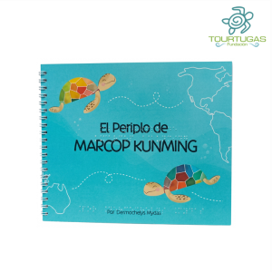 Portada del cuento "El Periplo de MARCOP KUNMING", con fondo de color turquesa y anillado metálico blanco. El texto en tinta está acompañado por su transcripción en relieve del sistema Braille. Contiene la ilustración de dos tortugas marinas con caparazones de patrones geométricos; una en la esquina superior izquierda, y otra en la esquina inferior derecha con caparazón multicolor. Ambas siguen líneas de navegación punteadas de color blanco. En los bordes laterales se observan siluetas de mapas continentales delineadas en blanco.